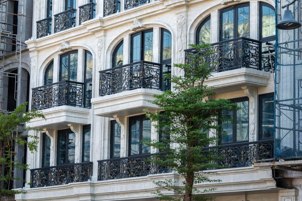 Các căn nhà phố Noble Palace Tay Thang Long WorldHotels Residences được bàn giao hoàn thiện mặt ngoài theo phong cách kiến trúc châu Âu cổ điển.