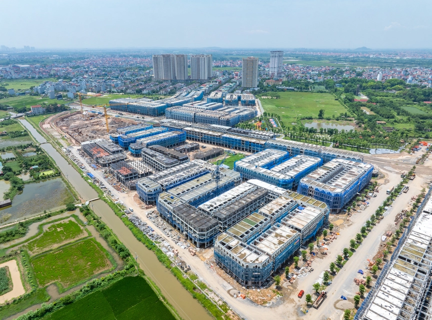 Thiết kế “xẻ khe” - “vũ khí” tối đa hóa giá trị nhà phố Noble Palace Tay Thang Long 3 Noble Palace Tay Thang Long WorldHotels Residences là dự án thấp tầng hiếm hoi ở phía Tây Thủ đô đang đẩy nhanh tiến độ, gần 50% số căn đã cất nóc.