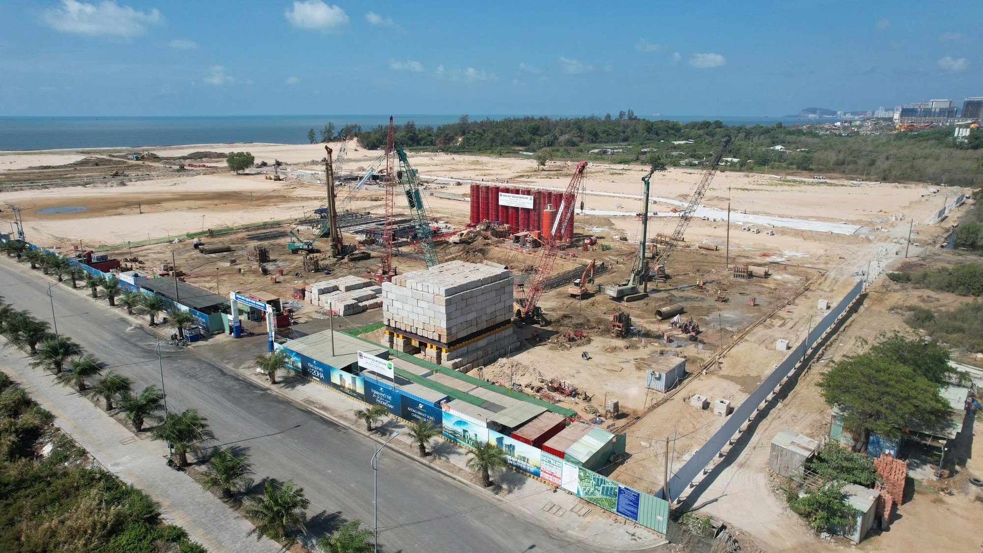 Mua Bất Động Sản 2026: Tiến Độ Thi Công Mới Là Yếu Tố Quan Trọng Nhất 6 Sau khi hoàn tất san nền, Sunshine Bay Retreat đang đẩy mạnh thi công hạ tầng kỹ thuật tại phân khu Sunshine Bay Eden.